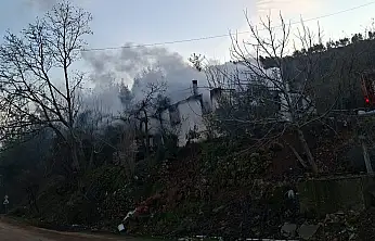 Korkutan yangın: Müstakil ev kül oldu