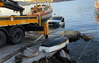 Kumbahçe'de çekici denize gömüldü