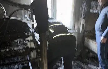 Mahallesindeki yangına izinli itfaiyeci koştu