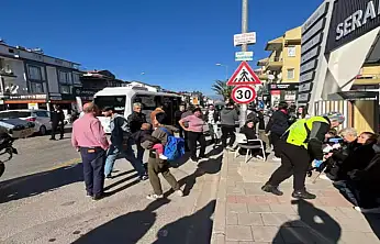 Minibüs ile kamyonet çarpıştı 13 yaralı