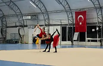 Minik cimnastikçiler alkış topladı