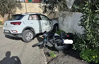 Motosiklet sürücüsü iki araca çarparak yaralandı