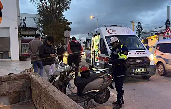 Motosiklet sürücüsü kamyonetin altında girdi