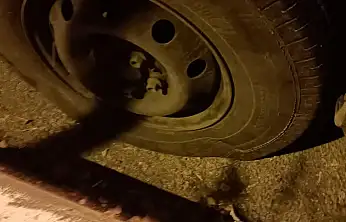 Okul servisinin lastikleri kesildi 16 anaokulu öğrencisi okula geç kaldı