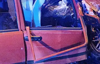 Otomobil direğe çarptı, 4 yaralı