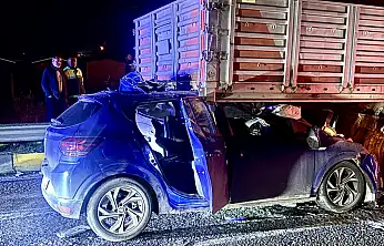Otomobil tıra çarptı