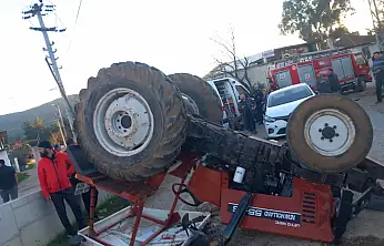 Otomobil traktöre çarptı 2 yaralı