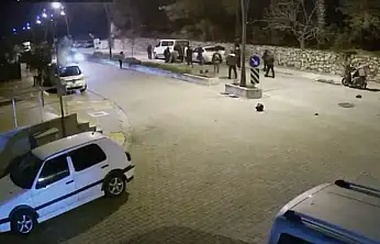 Otomobilin çarptığı motosikletli ve yolcusu metrelerce savruldu