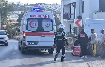 Paket servis motosikleti duvara çarptı  2 yaralı