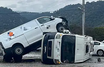 Panelvan minibüs öğrenci servisinin üzerine çıktı 2 yaralı