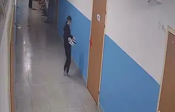 Paspas yapılan alanı kirletmemek için ayakkabılarını çıkarttı