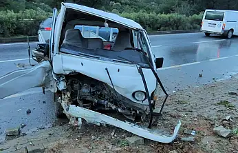 Pikap kanala girdi kopan parça başka araca çarptı