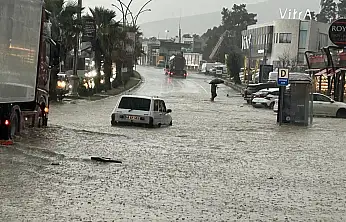 Sağanak ilçeyi vurdu hayat durma noktasına geldi