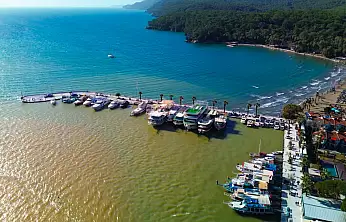 Sağanak ve fırtına denizi kahverengiye bürüdü