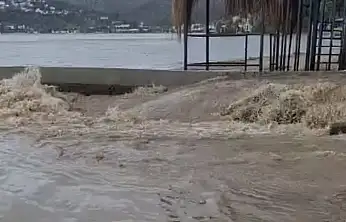 Sağanak yağış sonrası denizin rengi çamura döndü