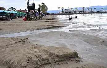 Sahilinde deniz 10 metre çekildi, sahilde adacıklar oluştu