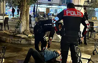 Sandalyelerin arasında yatan şahıs panik yarattı