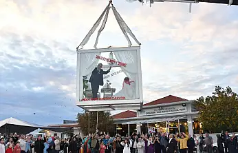 Sıra dışı düğün gelin ve damat cam vitrinde