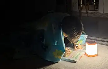 Soğukta elektrik kesintisi isyanı çocuklar battaniyeyle ders başında