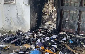 Şüpheli yangın balkondaki kitaplar alev alev yandı