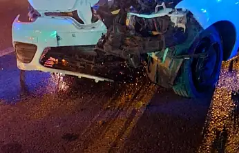 Sürücü direğe çarptı araç hurdaya döndü