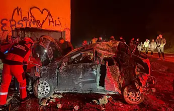 Takla atan araç elektrik trafosuna girdi 2 yaralı