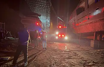 Tersane yangını: Söndürme çalışmaları sürüyor