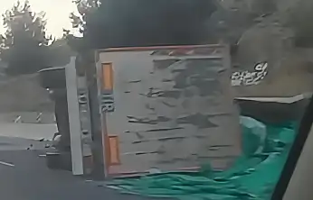 Tır devrildi 1 yaralı