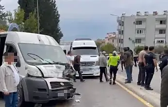 Tır öğrenci servisine çarptı