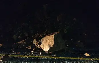 Toprak kayması nedeniyle yol trafiğe kapatıldı