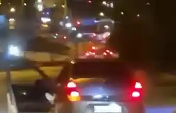 Trafik magandası pes dedirtti kapısı açık halde yolda ilerledi