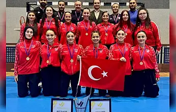 Türkiye Kadın Hokey Milli Takımı şampiyonluk kürsüsünde