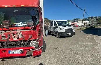 Üç araç birbirine girdi