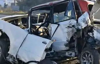 Üç araçlı kaza trafiği kitledi