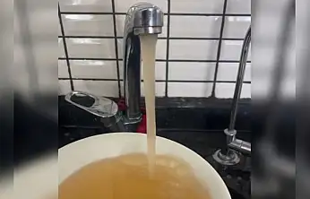 Vatandaş tepkili musluktan akan suyun rengi dikkat çekti