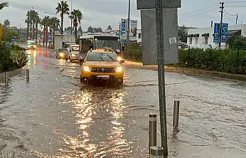 Yağmur etkisini gösterdi sokakları kanalizasyon suları bastı