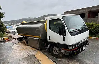 Yağmurla yumuşayan yolda tanker mahsur kaldı