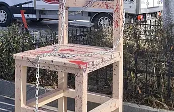 Yalnız değilsin sandalyeleri meydanlarda