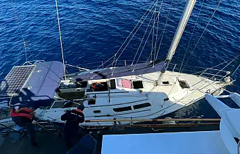 Yelkenli teknede 22 düzensiz göçmen ve bir göçmen kaçakçısı yakalandı