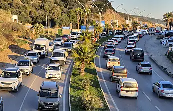 Yeni yıl trafiği uzun araç kuyrukları oluştu
