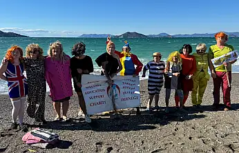 Yeni yılın ilk gününde çocuklar ve hayvanlar için denize girdiler