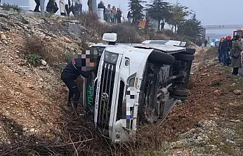 Yolcu minibüsü devrildi 13 yaralı