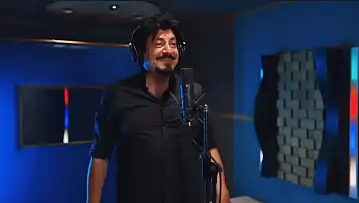 Ekkin Akkaş'tan Bodrum'da çekilen klip yayında