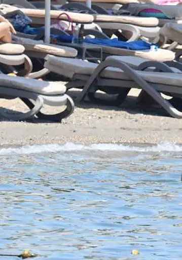 Dolunay Soysert ve Ebru Cündübeyoğlu Ortakent'te tatilin tadını çıkardı