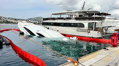 30 metrelik lüks yat sulara gömüldü