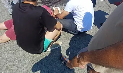 Başını kaldırıma çarpan sürücü kan kaybetti hastaneye kaldırıldı