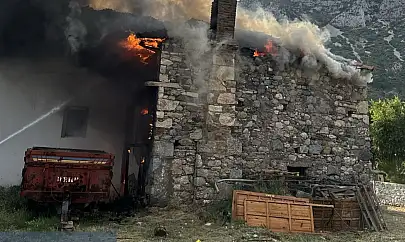 Evler Yanarken Mahalle Ayağa Kalktı: Yangının Nedeni Araştırılıyor