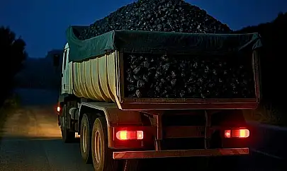 Kömür taşıyan şoför aracında hayatını kaybetti