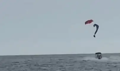 Korku Dolu Anlar: Paraşütle Denize Düşen Sporcu Kamerada