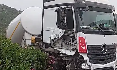 Tır, arıza yapan vinç nedeniyle manevra yaptı refüje çıktı